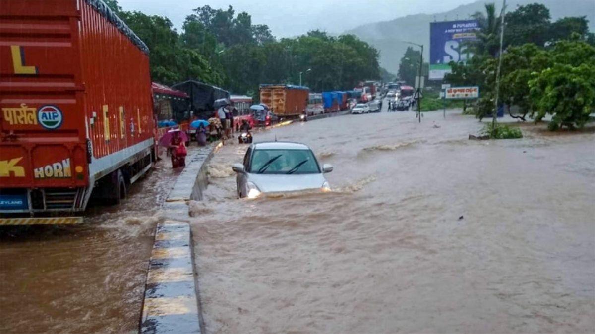 भारी बारिश से महाराष्ट्र में जन - जीवन अस्त व्यस्त