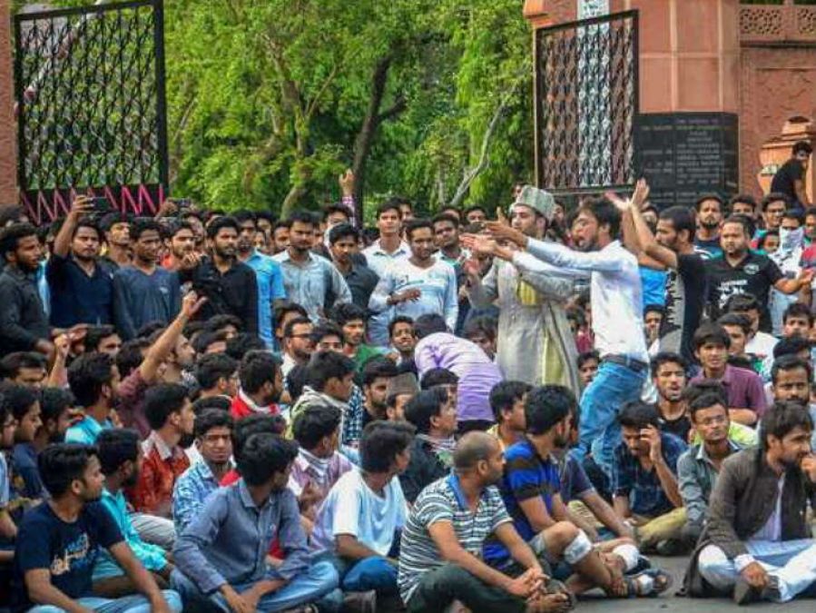 Kashmiri students of AMU protest against Kashmir reorganization bill