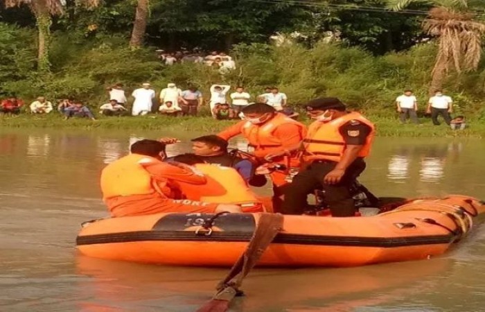 गंग नहर में गिरी बरेली से पंजाब जा रही कार, तीन लोग लापता