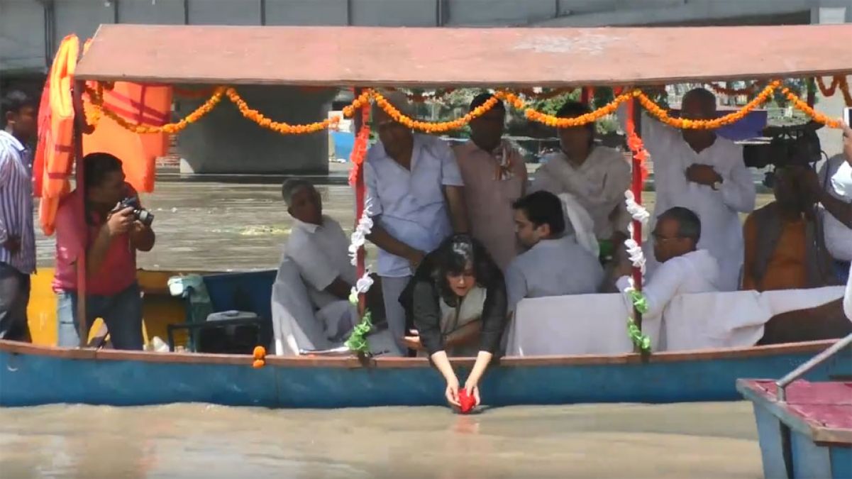 Sushma Swaraj ashes immerse in Hapur's Garhmiteshwar, daughter performed all the rituals