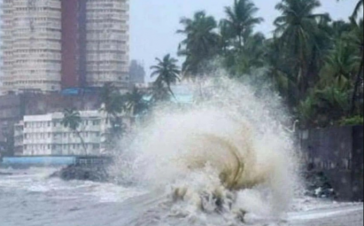 Amid high tide, high waves rise in sea in Mumbai, IMD warns firmly
