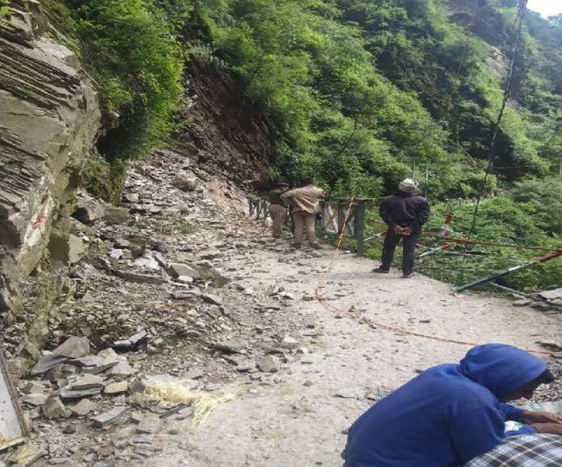 Uttarakhand: Badrinath highway blocked due to debris at many places