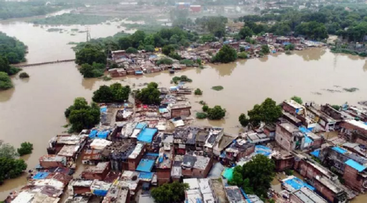 गुजरात में कहर बनकर बरसी बारिश, अब तक 98 लोगों ने गंवाई जान