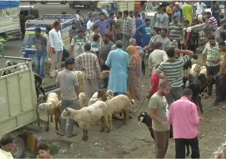 जम्मू कश्मीर: ईद की खरीदारी करने निकले लोग, बाज़ारों में नज़र आई रौनक