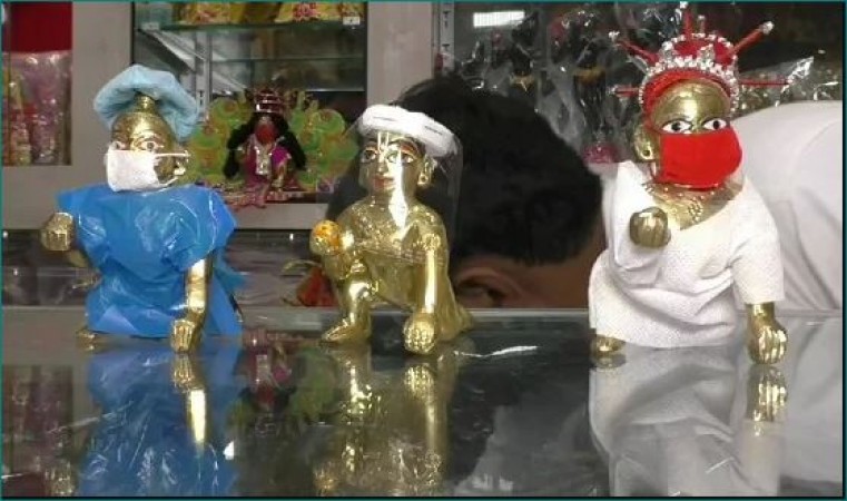 मास्क, कैप और फेस शील्ड पहने बिक रहीं हैं श्री कृष्ण की मूर्तियां