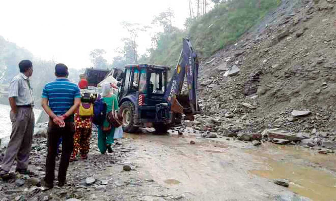 Uttarakhand: 50 meters section of Dehradun-Mussoorie road sunk