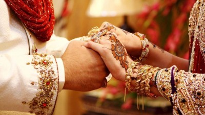 Bride-Groom tie knots amidst flood, people danced fiercely in knee-deep water