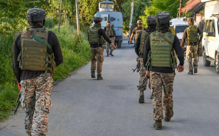 जम्मू कश्मीर: BSF के काफिले पर आतंकियों का हमला, शुरू हुआ एनकाउंटर