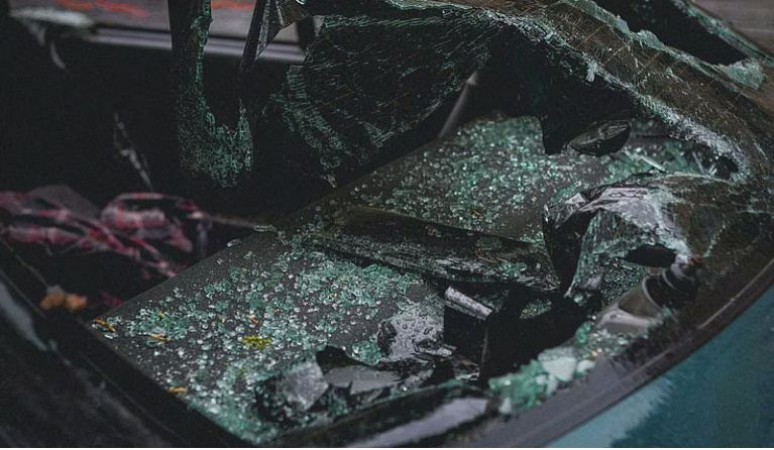 गुजरात में भीषण सड़क हादसा, कार और ट्रक की भिड़ंत में बच्ची सहित 3 लोगों की मौत