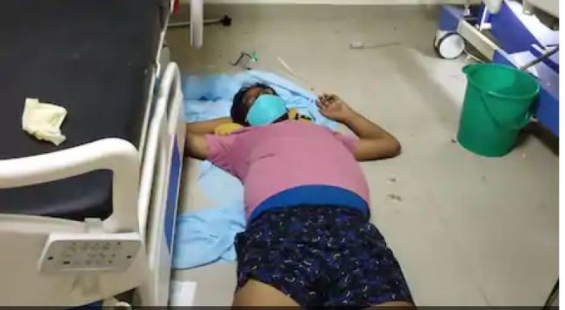 Jharkhand: Corona patient fell on floor at RIMS, stir in administration