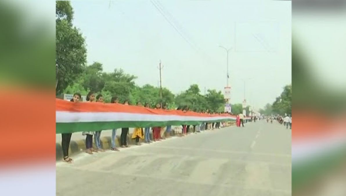 A 15 km long human chain formed to honor tricolor in Raipur