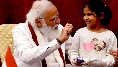 संसद में पीएम मोदी से मिलने पहुंची 10 वर्षीय अनीशा, बच्ची के सवालों पर हंस पड़े PM