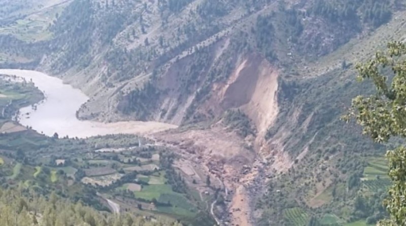 हिमाचल प्रदेश में बढ़ी मुसीबतें, पहाड़ गिरने से रुका चेनाब नदी का बहाव