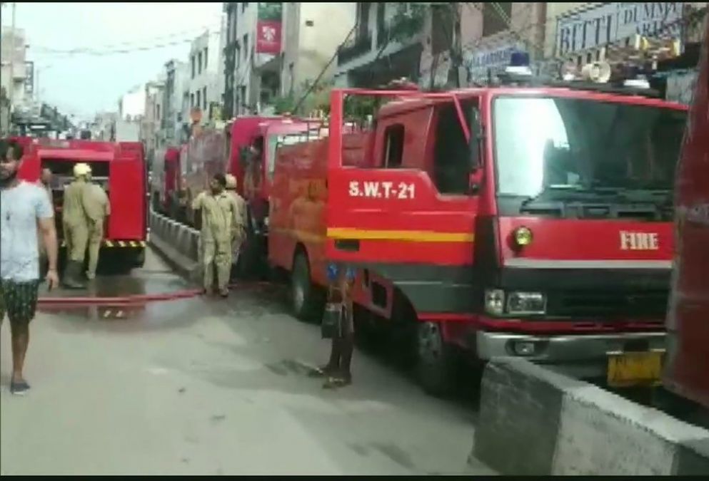 Fire breaks out in Delhi's textile market, 21 fire brigade vehicles rushed to the spot