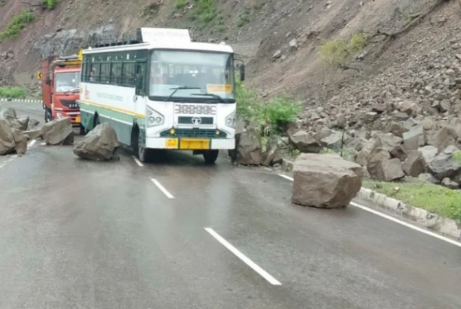 हिमाचल में लगातार हो रही बारिश से दरके पहाड़, हाईवे पर गिरे पत्थर