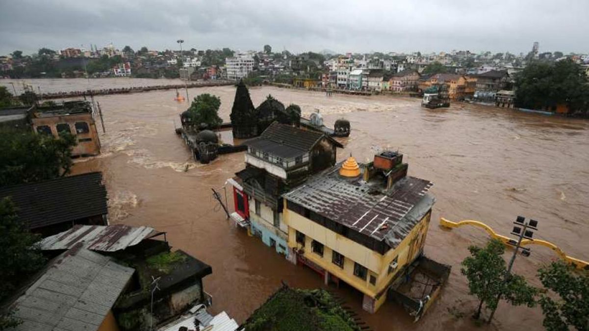 Flood engulfs several districts of Maharashtra, CM Fadnavis demands Rs 6800 crores from the centre!