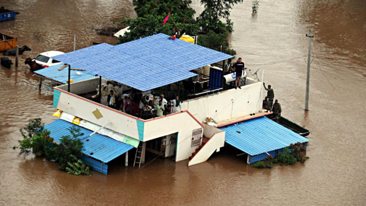 Floods wreak havoc in Karnataka, Yeddyurappa seeks 10 thousand crore rupees aid from Centre