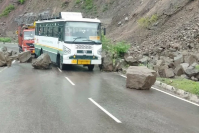 Stones fall on the highway after heavy rain in Himachal