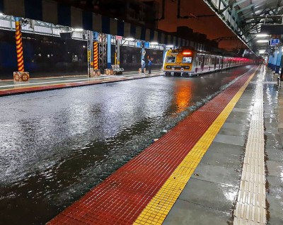 मुंबई की मूसलाधार बारिश में फंस गई लोकल ट्रेन, NDRF ने यात्रियों को निकाला