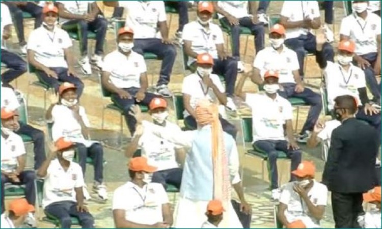 स्वतंत्रता दिवस: NCC कैडेट्स और खिलाड़ियों से मिले PM मोदी, किसी से भी नहीं मिलाया हाथ