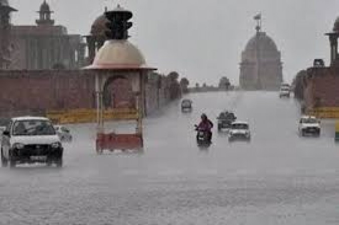दिनभर बदलों ने दिल्ली में किया बसेरा, शाम तक हो सकती है बारिश