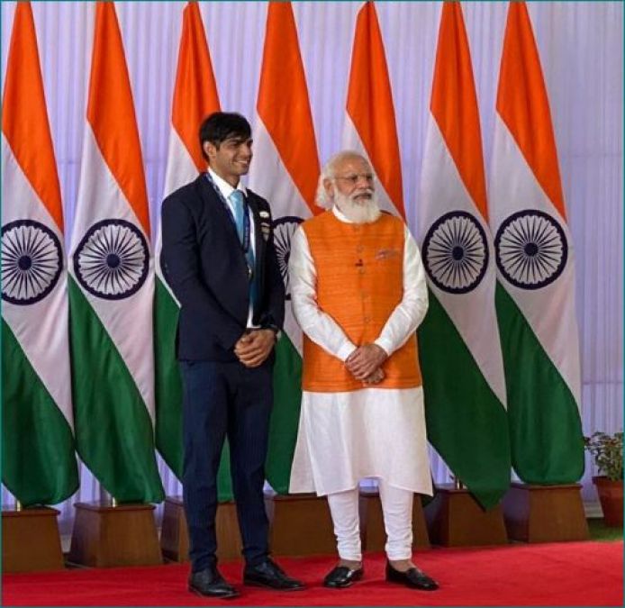 PM मोदी ने निभाए ओलिंपिक खिलाड़ियों से किये वादे, नीरज चोपड़ा को खिलाया चूरमा