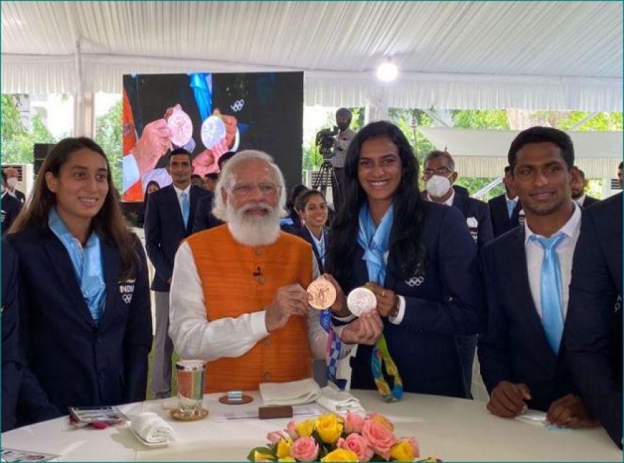PM मोदी ने निभाए ओलिंपिक खिलाड़ियों से किये वादे, नीरज चोपड़ा को खिलाया चूरमा