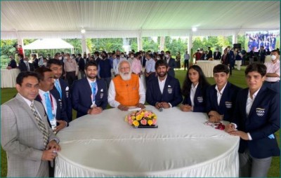 PM Modi Honoring Olympic Medalists At His Home