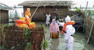 यूपी-बिहार में बाढ़ की विनाशलीला, सैकड़ों गाँव जलमग्न, हज़ारों लोग प्रभावित