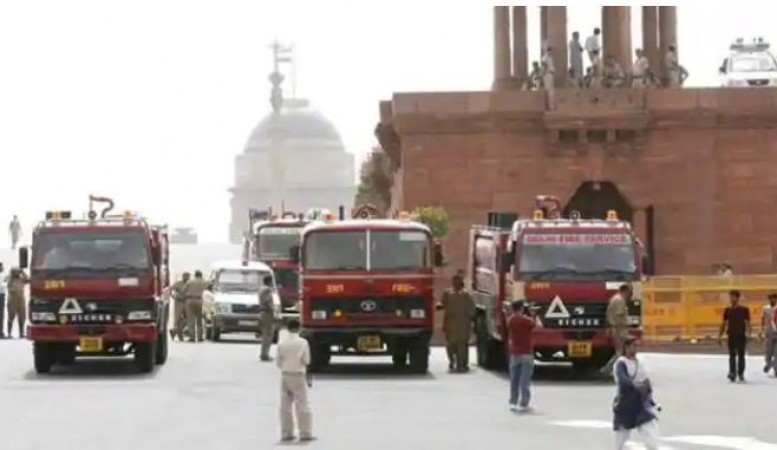 दिल्ली: पार्लियामेंट एनेक्सी बिल्डिंग में भड़की भीषण आग, मौके पर पहुंचे दमकल विभाग के वाहन
