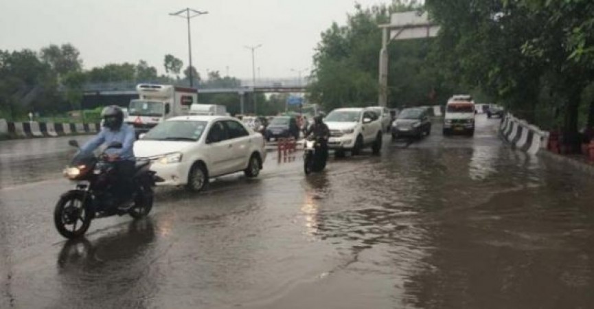 दिल्ली में मूसलाधार बारिश ने बढ़ाई लोगों की मुश्किलें, कई जगह जलभराव, ट्रैफिक जाम