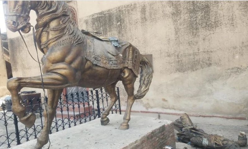 Video: Maharaja Ranjit Singh statue vandalised in Lahore