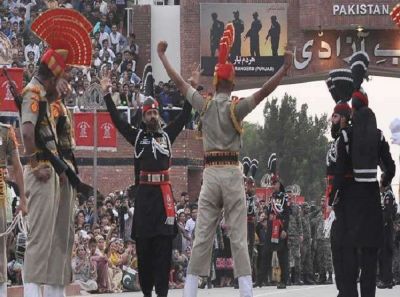 भारतीय स्वतंत्रता दिवस के जश्न में नाचे पाकिस्तानी नागरिक, तो बौखलाए पाक रेंजरों ने बरसाए डंडे