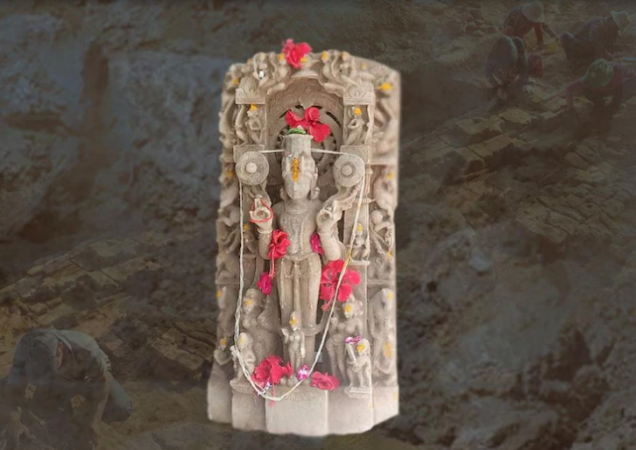 यूपी: खुदाई के दौरान निकली भगवान विष्णु की अति प्राचीन प्रतिमा, दर्शन के लिए उमड़ा हुजूम