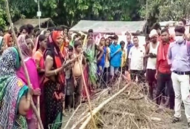 Bihar: Flood-affected people protest against administration at SH-73