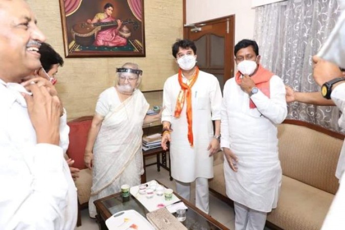 Scindia visits Indore for first time after joining BJP, meets Sumitra Mahajan