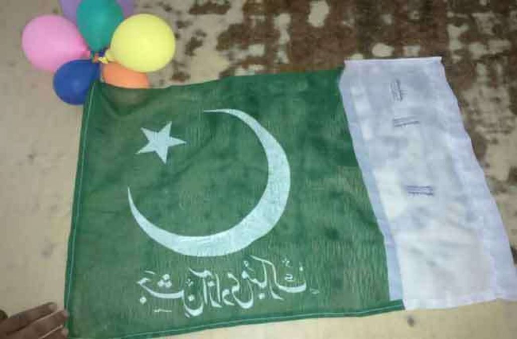 पाक सीमा से सटे गांव में मिले पाकिस्तानी गुब्बारे और झंडे