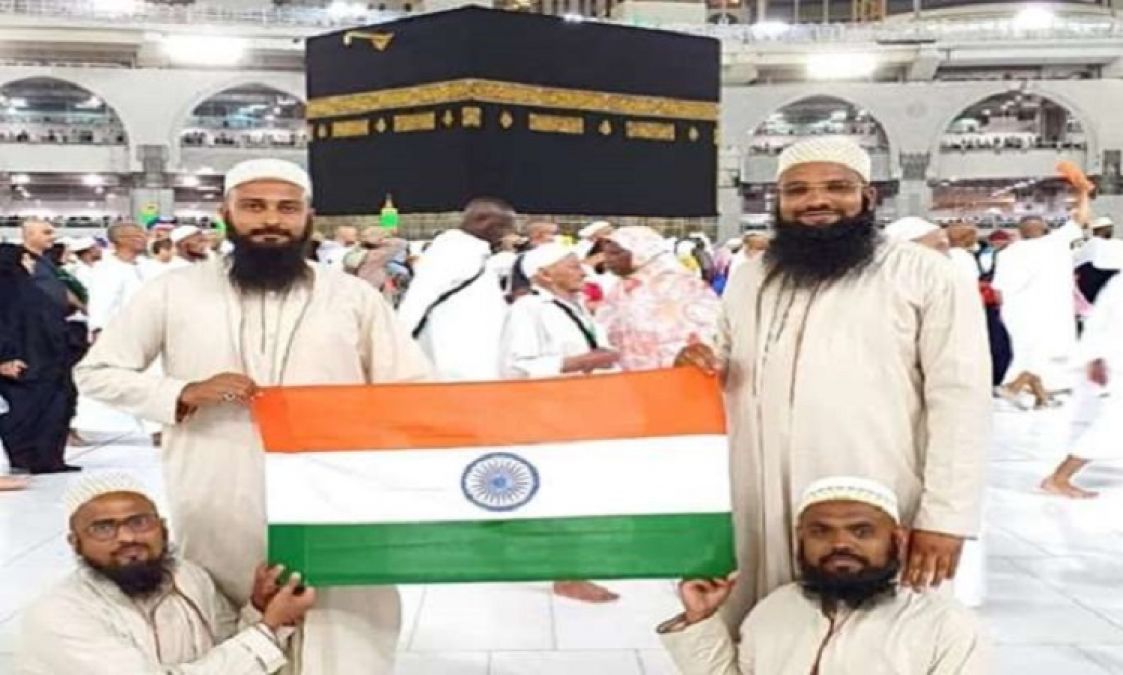 Indian nationals who went to perform Hajj hoisted tricolour in front of Kaaba Sharif