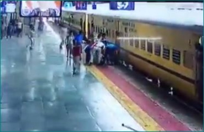 इंदौर: चलती ट्रेन में चढ़ने की कोशिश करते हुए फिसला महिला का पैर, वीडियो वायरल