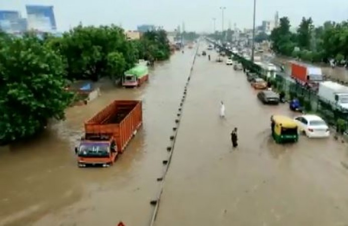 नदी में डूबता नजर आ रहा दिल्ली, सामने आई सच्चाई