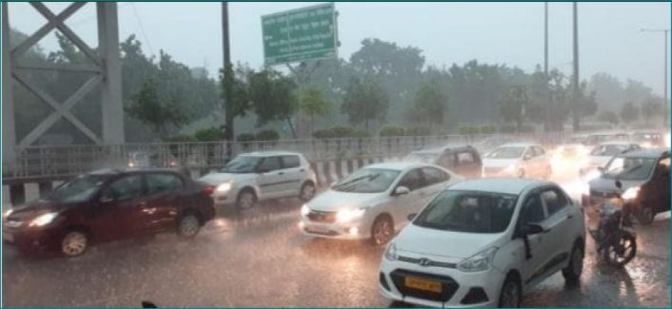 दिल्ली में भारी बारिश से दिन में छाया अंधेरा, इन इलाकों में लगा लंबा जाम