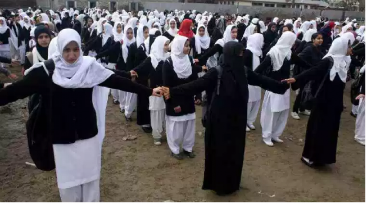 जम्मू कश्मीर में 14 दिन बाद आज खुले स्कूल, सरकारी दफ्तरों में भी दिखी रौनक