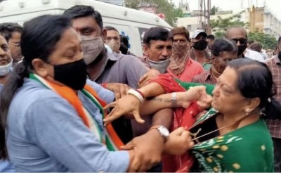 Two women Congress leaders fight on road, hold each other's throats