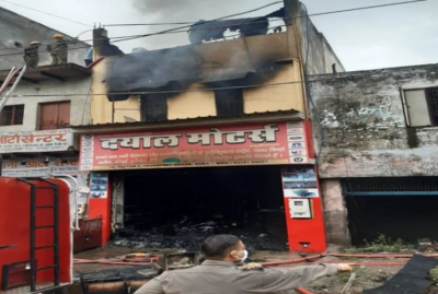 उत्तर प्रदेश: अचानक लगी ऑटो पार्टस की दुकान में आग, मोबिल ऑयल ने बढ़ाई परेशानी