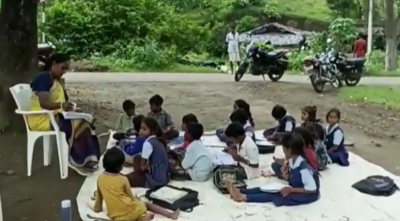 पेड़ के नीचे बैठकर पढ़ने को मजबूर हुए छात्र, आदिवासी क्षेत्रों में अब भी शिक्षा व्यवस्थाएं ठप
