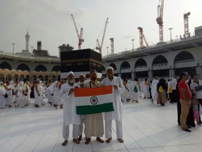 स्वतंत्रता दिवस पर सूरत के लोगों ने मक्का में लहराया तिरंगा, लगाए हिंदुस्तान जिंदाबाद के नारे