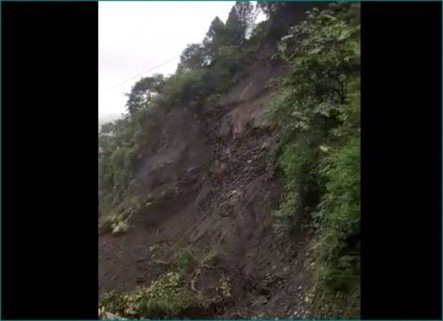 Nainital: Sudden landslide on bridge, passengers fled by jumping from windows