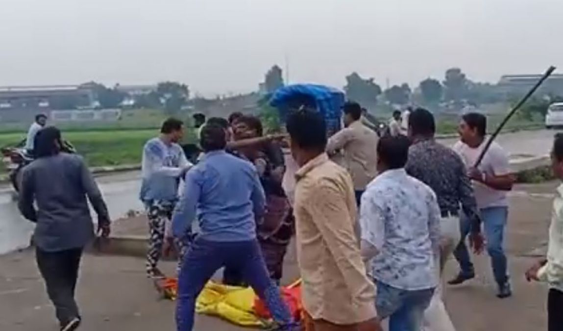 VIDEO : फिर शर्मसार हुआ इंदौर नगर निगम, घूसों-डंडों से कर्मचारियों ने कर दी महिलाओं की पिटाई