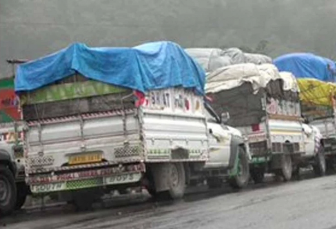 भूस्खलन के कारण जम्मू-श्रीनगर राष्ट्रीय राजमार्ग हुए अवरुद्ध, सैकड़ों वाहन फंसे