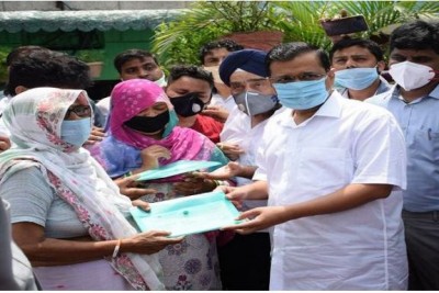 CM Kejriwal met the families of Corona Warrior scavengers, gave one crore rupees